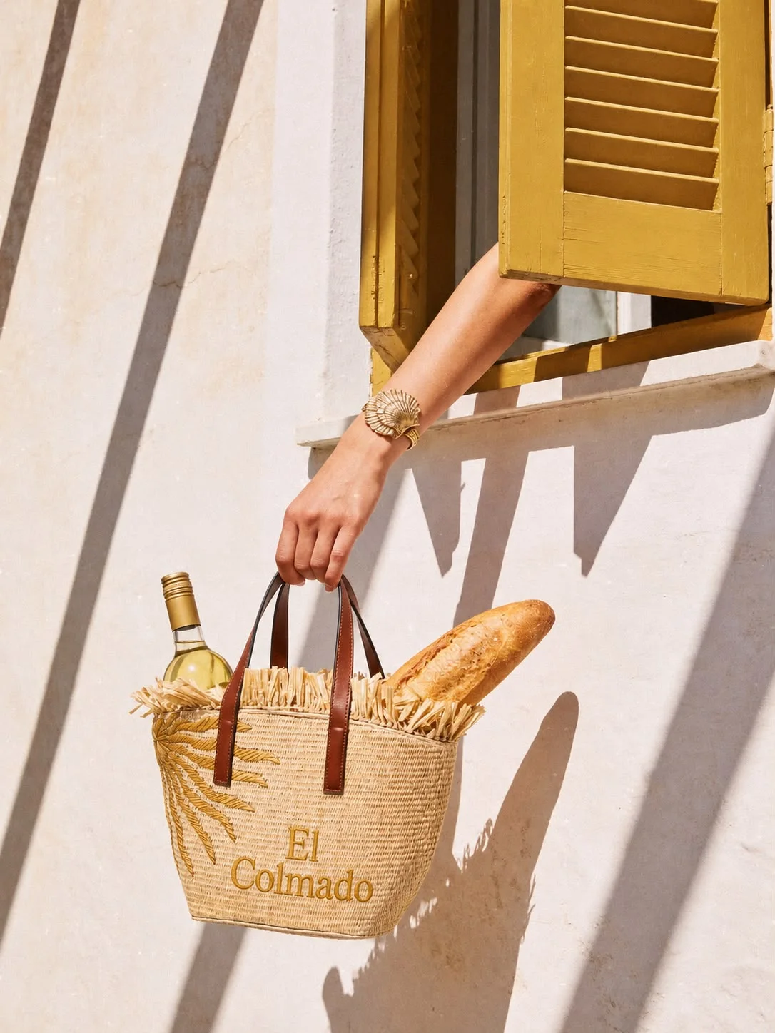 The El Colmado basket, with wine and bread