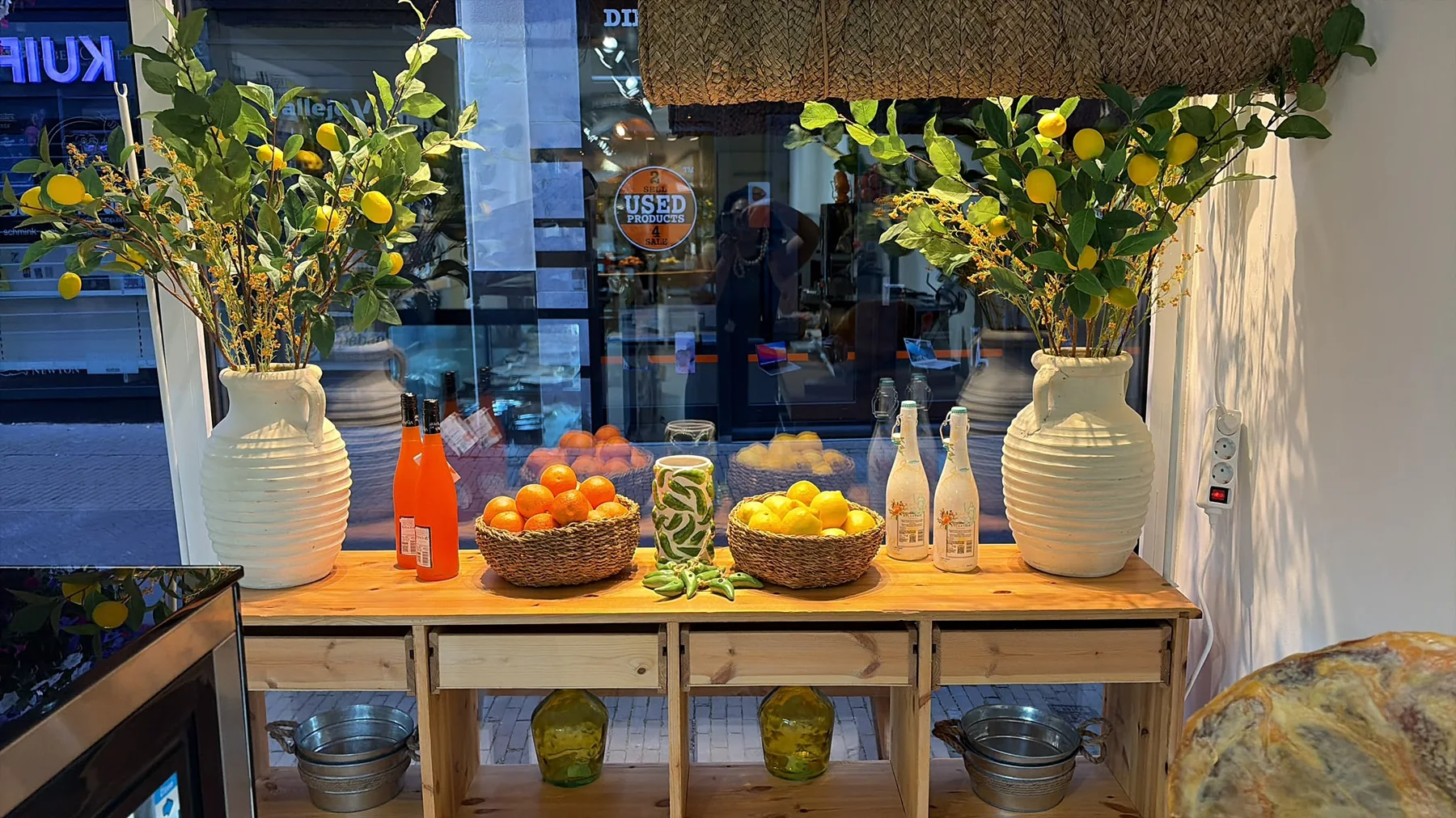 A Mediterranean display of lemons and oranges in the El Colmado window